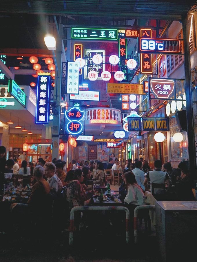 7 nightlife restaurants attract customers in the West Street of Hue