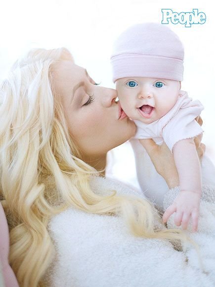 Christina Aguilera shows off her daughter in a magazine
