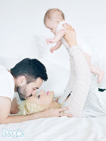 Christina Aguilera shows off her daughter in a magazine