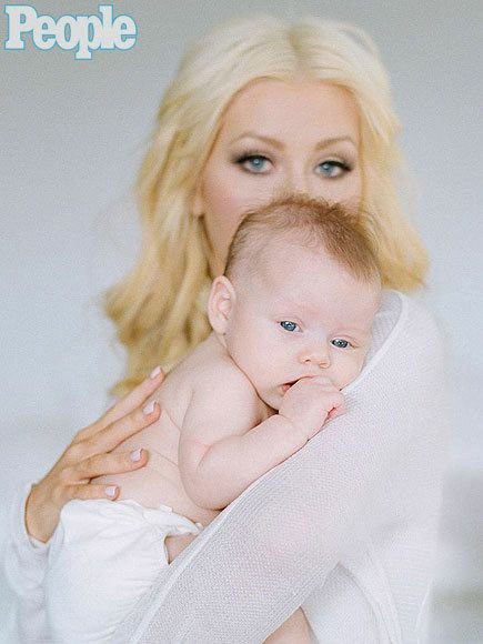 Christina Aguilera shows off her daughter in a magazine