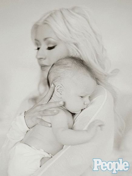 Christina Aguilera shows off her daughter in a magazine