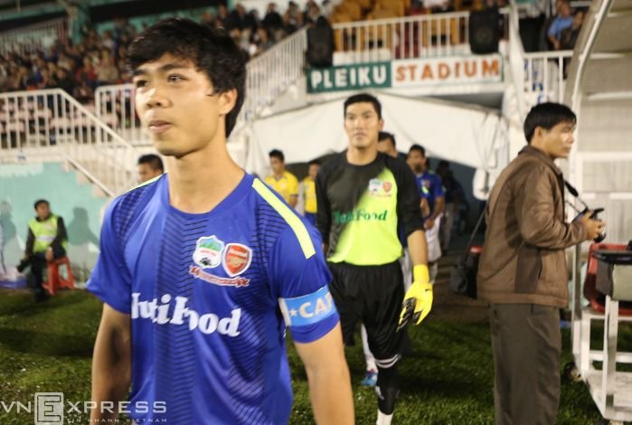 Cong Phuong and his teammates collapsed in their first team debut