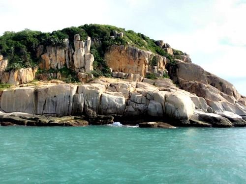 Take a quick trip to Vinh Hy Bay