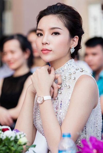 Miss Ky Duyen hired a lawyer to protect her honor after the smoking scandal