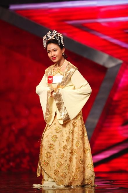 Hoai Linh is upset because the contestant was urged by her friend to ‘sing nonsense’