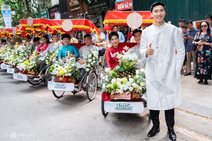 Doan Van Hau’s family went on a cyclo to ask Doan Hai My to marry him