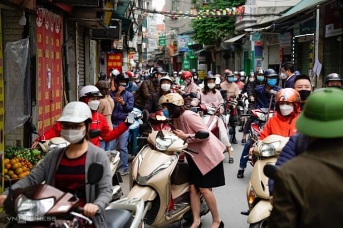 Hypothesize the cause of the increase in the ratio of F1 to F0 in Hanoi