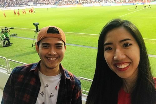 You go to Dubai to travel, the girl takes advantage of it to cheer for Vietnam